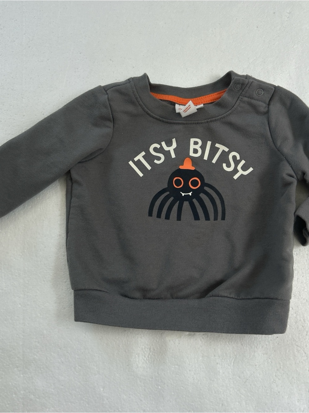 Itsy bitsy spider Halloween baby shirt

Size 3/6m gently used
Bundle and save :)